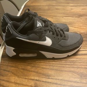 Nike air max mens size 7 only one a couple times